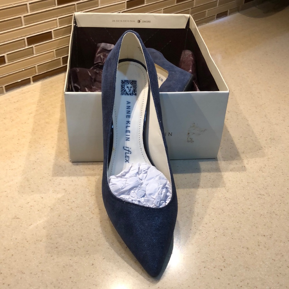 Anne Klein Leather I-Flex Navy 5.5 brand new. Original box.